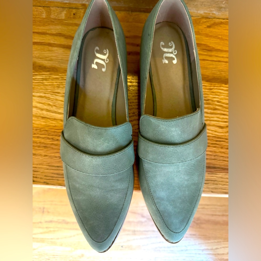 Loafer shoe never worn